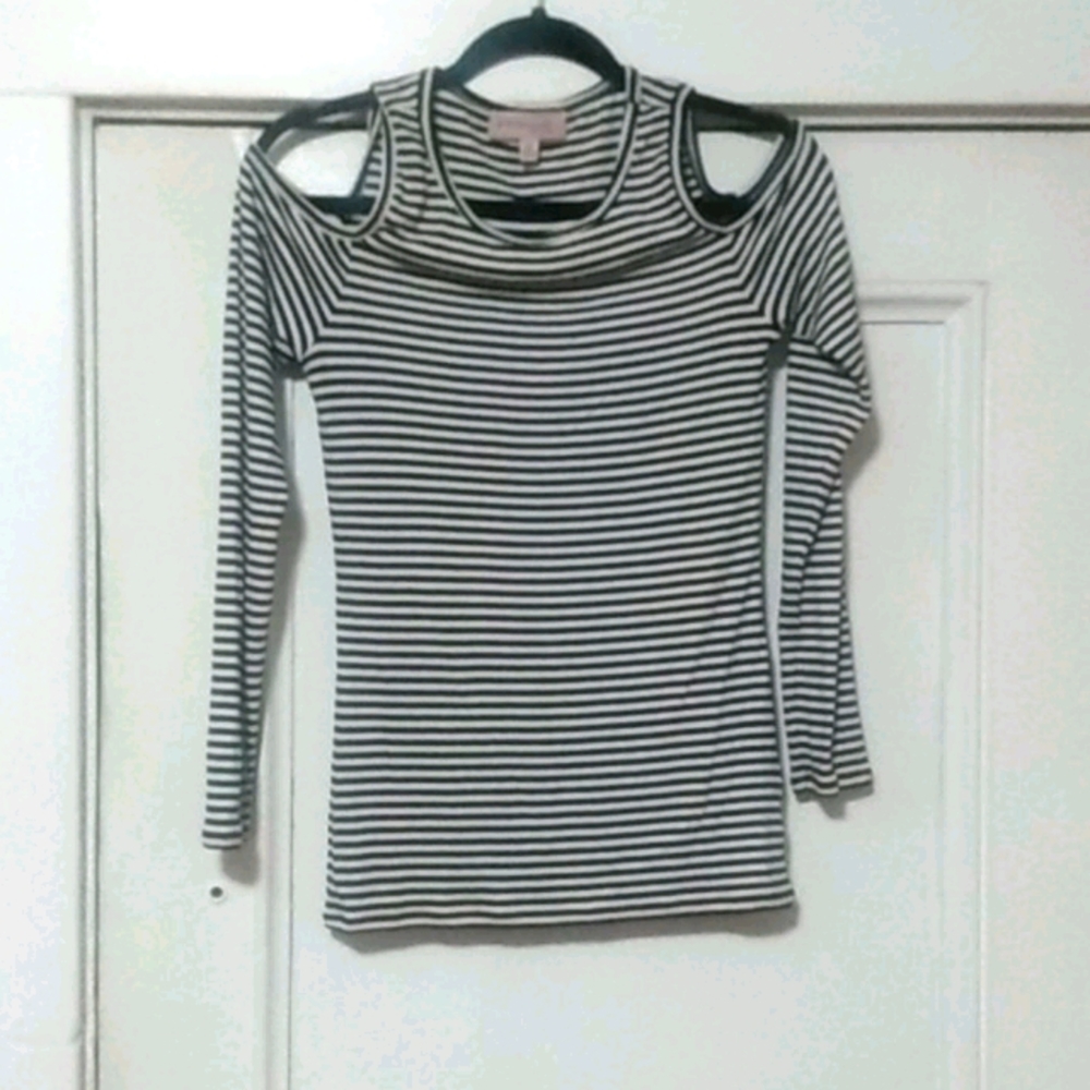 Bare shoulders shirt